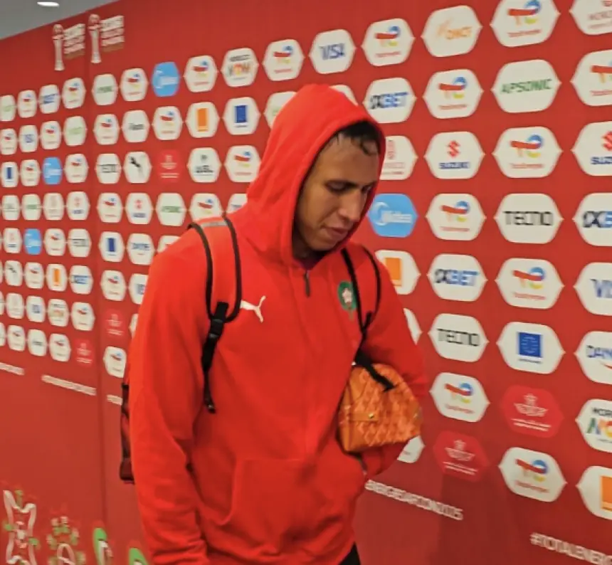 رحيمي يغادر باكيا وباقي اللاعبين يختارون الباب الخلفي هروبا من الصحافيين